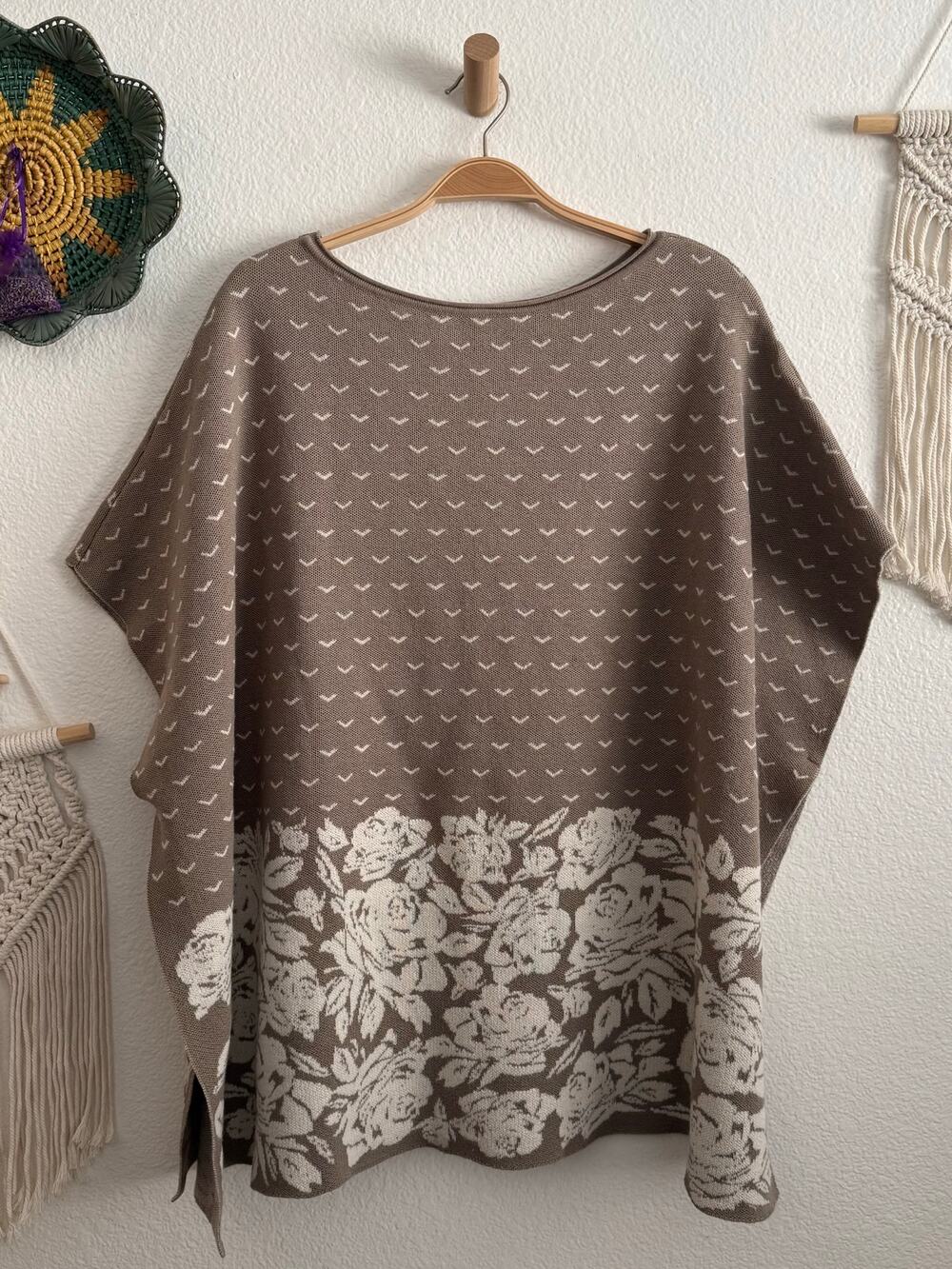 Z.Hinchliffe of Denby Dale Pure Lambswool Beige Cream Floral Poncho Italy